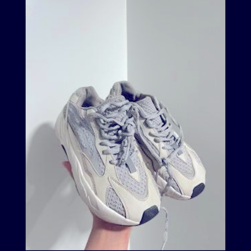 Yeezy Adidas 700 V2 in Static